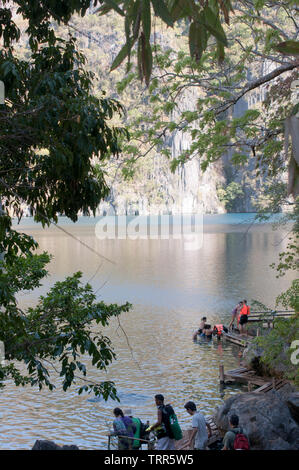 Lake Quietude Productions, avec ses eaux cristallines, est niché au sommet d'une montagne et est accessible en 10 minutes de montée depuis la plage. Banque D'Images