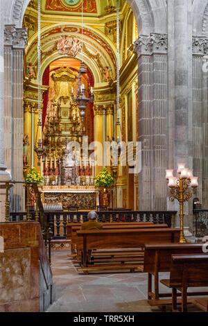 Braga, Portugal. Se de la cathédrale de Braga intérieur. Chapelle baroque coloré. La cathédrale la plus ancienne du Portugal. 11e siècle baroque gothique avec Romane Banque D'Images