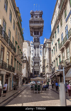 Lisbonne, Portugal. Elevador de Santa Justa Ascenseur vu de la rue Santa Justa. 19e siècle. Par Raul Mesnier de Ponsard, un disciple de Gustave Eiffel. Banque D'Images