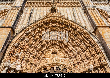 Batalha, Portugal. Close-up du tympan et archivoltes, linteau du portail de l'abbaye de Batalha aka Monastère de Santa Maria da Vitoria. Et gothique Banque D'Images