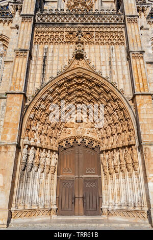 Batalha, Portugal. Portail de l'abbaye de Batalha aka Monastère de Santa Maria da Vitoria, avec tympan et archivoltes, linteau et d'autres groupes et bâtiment manuélin Banque D'Images