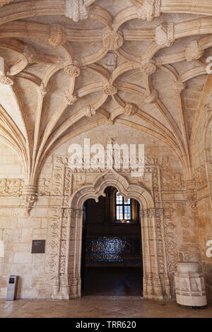 Lisbonne, Portugal. Réfectoire gothique manuéline Manuelino ou entrée. Plafond avec nervures ou côtes. Monastère des Hiéronymites ou Abbaye Santa Maria de Belem Banque D'Images