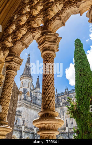 Batalha, Portugal. Détail de cloître Royal aka Claustro du vrai de l'abbaye de Batalha aka Monastère de Santa Maria da Vitoria. Et gothique Manuelino. Banque D'Images