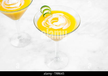Coconut Mango Daiquiri avec une torsion de la Chaux Banque D'Images