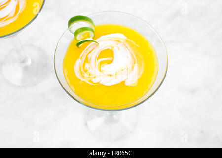 Coconut Mango Daiquiri avec une torsion de la Chaux Banque D'Images