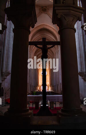 Alcobaça, Portugal. Crucifix avec Jésus-Christ cloué sur croix dans autel du Monastère de Santa Maria de Alcobaça Abbaye. L'architecture gothique médiévale. C Banque D'Images