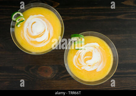 Coconut Mango Daiquiri avec une torsion de la Chaux Banque D'Images