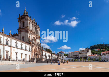 Alcobaça, Portugal. La façade extérieure du monastère de Santa Maria de Alcobaça Abbaye. Chef d'oeuvre de l'architecture gothique médiévale. Religieuses cisterciennes Banque D'Images