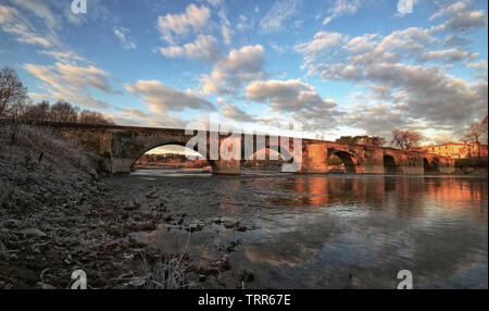 Portrait de l'époque médiévale 'Ponte a Buriano' Bridge, au cours de l'Arno, à Arezzo, en Toscane, par une froide journée d'hiver, à l'aube Banque D'Images