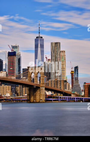 Sur la photo, le pont de Brooklyn un hybride/à haubans pont suspendu de la ville de New York, Banque D'Images