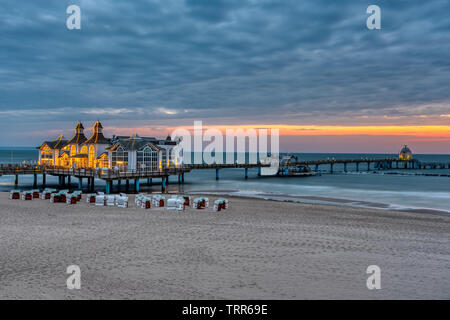 Tôt le matin à la belle mer jetée de Binz sur l'île de Rügen, Allemagne Banque D'Images