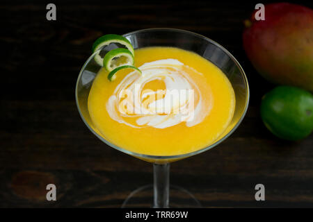 Coconut Mango Daiquiri avec une torsion de la Chaux Banque D'Images