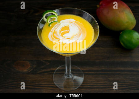 Coconut Mango Daiquiri avec une torsion de la Chaux Banque D'Images