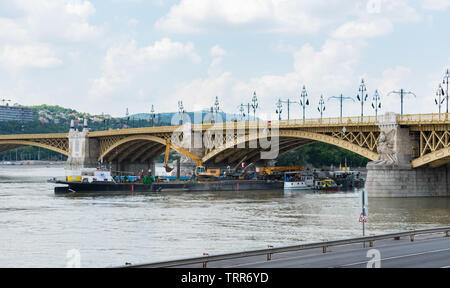 D'exploitation des bateaux de travail sur le site d'un accident où deux bateaux se sont abordés dans le cadre du pont sur le Danube à Budapest, Hongrie. Banque D'Images