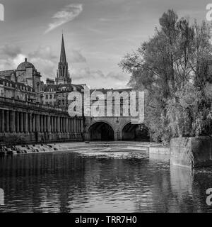La ville de Bath, vue vers le Pont Pulteney sur la rivière Avon. Banque D'Images