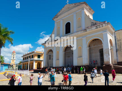 Les touristes à l'extérieur de l'église de la Sainte Trinité ou église Santisima, Plaza Mayor, Trinidad, la province de Sancti Spiritus, Cuba, Caraïbes Banque D'Images