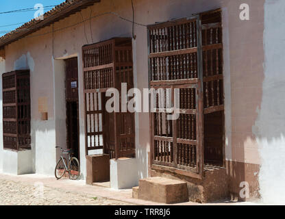 Ancienne maison traditionnelle avec fenêtres en bois avec des bars dans le centre de la ville UNESCO de Trinidad, la province de Sancti Spiritus, Cuba, Caraïbes Banque D'Images