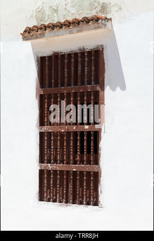 Ancienne maison traditionnelle avec fenêtres en bois avec des bars dans le centre de la ville UNESCO de Trinidad, la province de Sancti Spiritus, Cuba, Caraïbes Banque D'Images