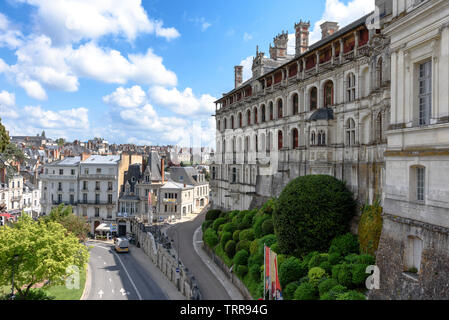 L'extérieur du Château de Blois qui surplombe la ville sur une journée de printemps ensoleillée Banque D'Images