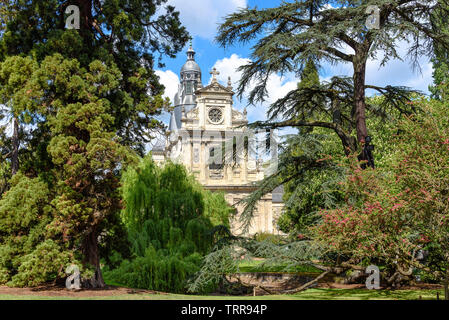 L'église de Saint Vincent de Paul sur une journée de printemps ensoleillée à Blois, France Banque D'Images