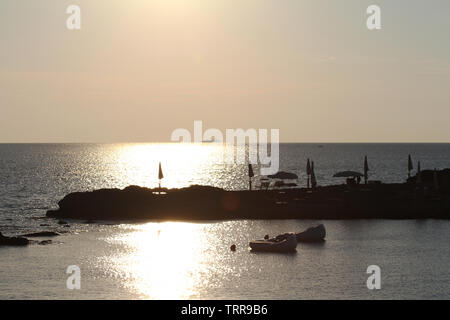 Incroyables de Punta della THÉRAPIE de JING plage au coucher du soleil dans le Salento, Italie, destination de voyage important de la mer ionienne Banque D'Images