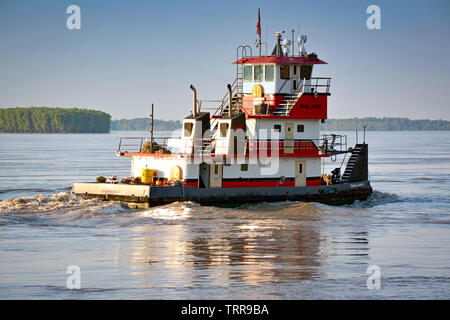 Vue sur un remorqueur ou pousseur Bateau sur le puissant fleuve du Mississippi au coucher du soleil près de Greenville, Mississippi, États-Unis Banque D'Images