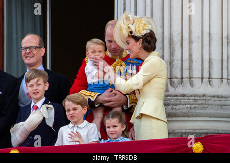 Séquence photo 2/6 en date du 8 juin montre Prince Louis suçant son pouce et puis sa mère Catherine, Duches de Cambridge pour lui dire de l'arrêter à la parade la couleur à Londres aujourd'hui. Le prince William et Kate Middleton a essayé d'arrêter petit bébé Louis de suçant son pouce comme il a fait ses débuts une parade l'apparence des couleurs hier (samedi). Les 13 mois a tenu suçant son pouce comme il a été détenu par le Prince William sur le balcon de Buckingham Palace à regarder le défilé aérien de la RAF. Mais le duc de Cambridge n'a pas l'air trop vif sur Louis suçant son pouce en public et doucement tenté de pr Banque D'Images