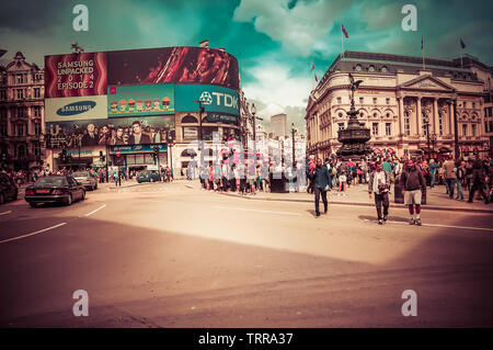 Londres, Royaume-Uni, août 2014.Piccadilly Circus : bondé de touristes, carrefour de la circulation urbaine, coloré par de grands panneaux de lumière publicitaires Banque D'Images