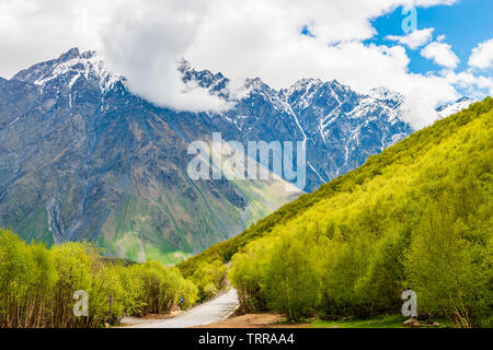 Montagnes de Géorgie. Le paysage pittoresque, le Mont Kazbek Banque D'Images