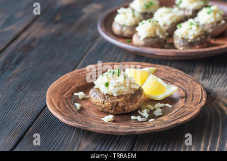 Champignons farcis au four avec le risotto Banque D'Images