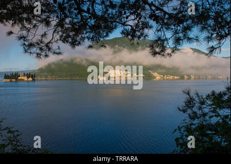 Notre Dame de la roche est l'un des deux îlots au large de Perast dans la baie de Kotor, Monténégro. Banque D'Images