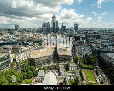 Vue de la cathédrale St Pauls vers le toit « One New change », avec des gratte-ciel au loin, Londres, Angleterre. Banque D'Images