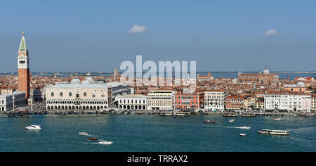 Vue sur le palais des Doges, le Campanile et Degil Riva Schiavoni à partir de la lagune, Venise Italie. Banque D'Images