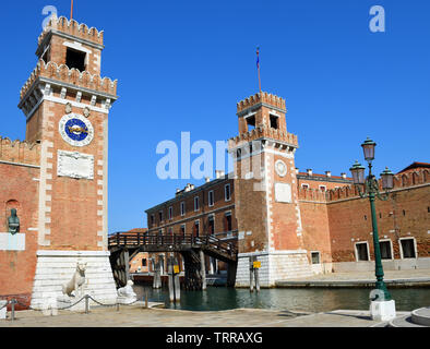 Entrée de l'Arsenale, gardé par les tours du 16ème siècle Banque D'Images