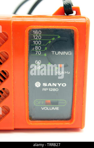 Sanyo orange Vintage transistor radio, en plastique isolé sur fond blanc Banque D'Images