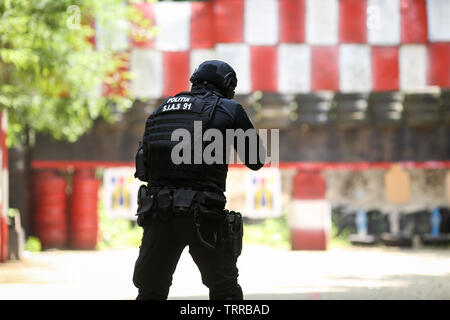 Bucarest, Roumanie - 10 juin 2019 : un Roumain SIAS (équivalent du SWAT aux USA) agent de police les trains dans un champ de tir. Banque D'Images