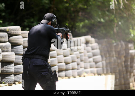 Bucarest, Roumanie - 10 juin 2019 : un Roumain SIAS (équivalent du SWAT aux USA) agent de police les trains dans un champ de tir. Banque D'Images