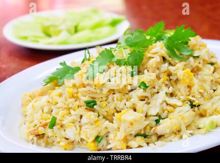 Cuisine et nourriture, assiette de riz frit au crabe servi habituellement servi avec tranche de concombre et sauce épicée. Banque D'Images