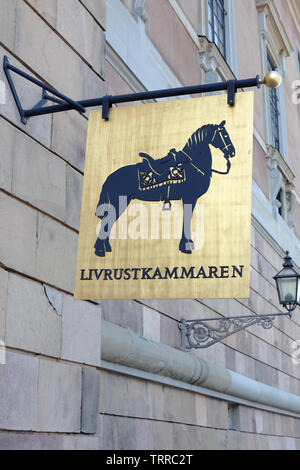 Stockholm, Suède - le 10 juin 2019 : le signe pour Livrustkammaren, l'Armurerie Royale, musée situé dans la cave du palais royal. Banque D'Images