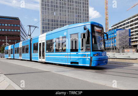 Stockholm, Suède - le 10 juin 2019 : tramway articulé en service pour SL sur la ligne 7 à la place Sergels torg. Banque D'Images