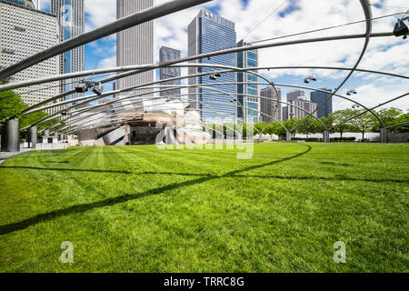 Pavillon Jay Pritzker est situé à Millenium Park dans le centre-ville de Chicago. L'emplacement est ouvert au public et comporte des actes de théâtre et de musique. Banque D'Images