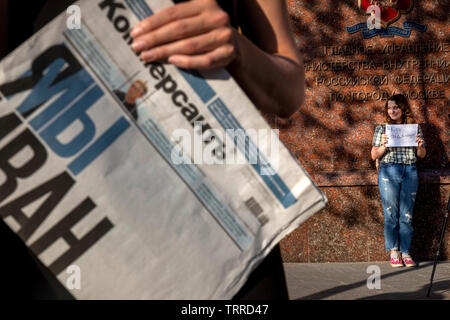 Moscou, Russie. 11 juin 2019, une femme tient un journal quotidiens Kommersant avec la page avant de lire "je suis (nous sommes) Ivan Golunov » lors d'une manifestation devant le bureau principal de la police de Moscou contre la détention du journaliste Ivan Golunov. Les trois plus respectés quotidiens le 10 juin publié le même front page dans un acte sans précédent de solidarité sur l'arrestation d'un journaliste d'enquête sur des accusations en matière de drogue. Un Golunov, 36 ans, journaliste d'investigation indépendant, Meduza avec les médias de langue russe, sortie a été arrêté la semaine dernière pour des allégations qu'il a fabriqués et traités de la drogue Banque D'Images