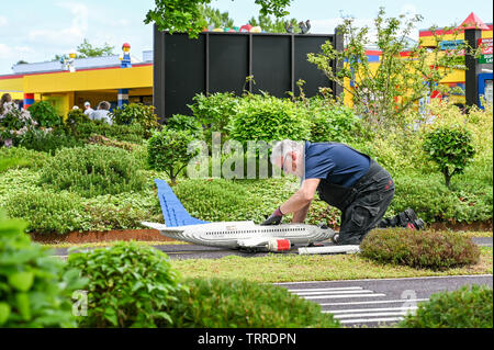 Aéroport miniature et d'avion à Legoland à Billund. Ce parc à thème familial ouvert en 1968 et est construit par 65 millions de briques Lego. Banque D'Images