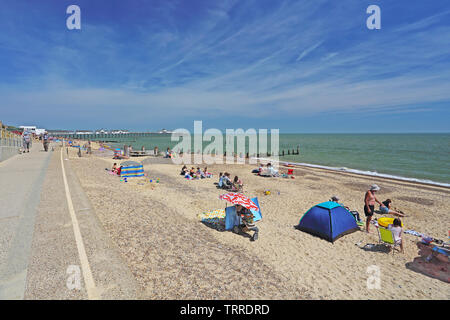 Vue de la promenade à Southwold, Suffolk, UK, regardant vers le bas sur la plage et la mer du Nord. Banque D'Images