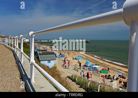 Vue de la promenade à Southwold, Suffolk, UK, regardant vers le bas sur la plage et la mer du Nord. Banque D'Images