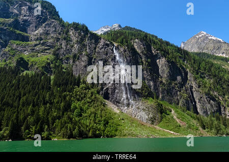 Vue panoramique sur la cascade sur le lac Stillup dans les Alpes, l'Autriche, le Tyrol Banque D'Images