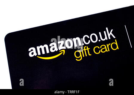 Londres, Royaume-Uni - 11 juin 2019 : Une carte-cadeau Amazon qui est représenté sur un fond blanc. Banque D'Images