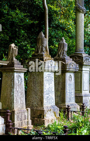 Rangée de tombes élaborées avec urnes monuments drapés signifiant le départ d'une âme du corps, l'ouest de Highgate Cemetery, Londres, UK Banque D'Images