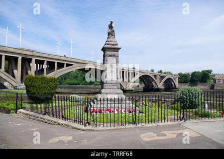 Monument aux braves hommes et femmes qui sont tombés dans les deux guerres mondiales, érigée par les habitants de Tweedmouth. Situé sur les rives de la rivière Tweed Banque D'Images