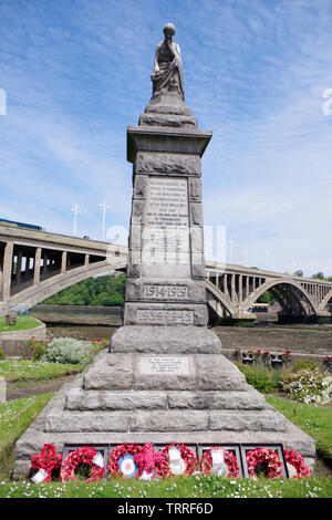 Monument aux braves hommes et femmes qui sont tombés dans les deux guerres mondiales, érigée par les habitants de Tweedmouth. Situé sur les rives de la rivière Tweed Banque D'Images
